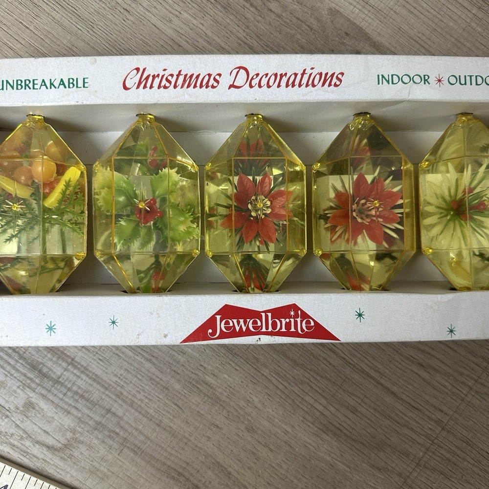 Vintage Jewelbrite Unbreakable Plastic Diaroma‎ Christmas Ornaments